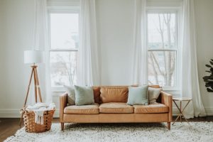 how-to-style-brown-leather-couch-with-pillow