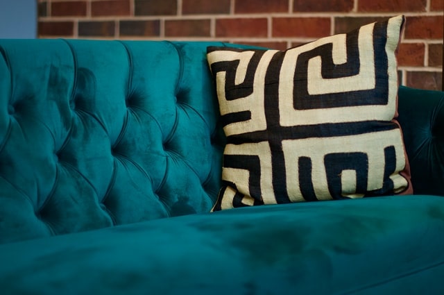 7 Best Pillow Color Ideas for Teal Sofas