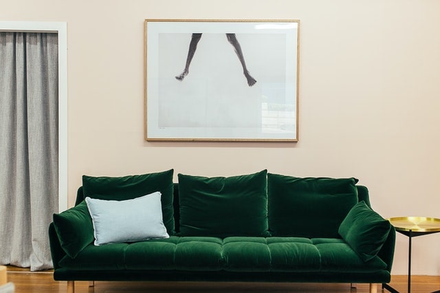 how-to-decorate-around-a-dark-green-couch